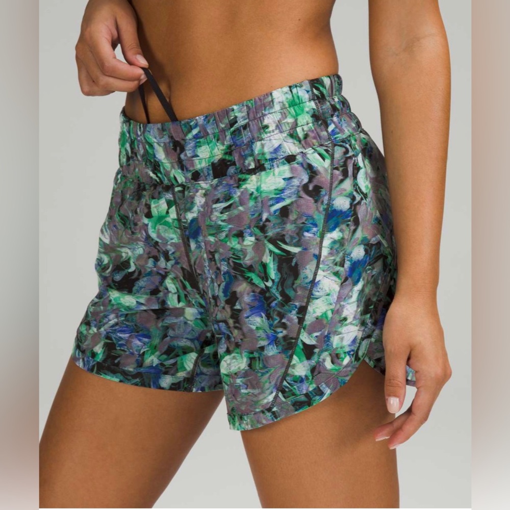Lululemon Track That Mid-Rise Short 5"  size 4